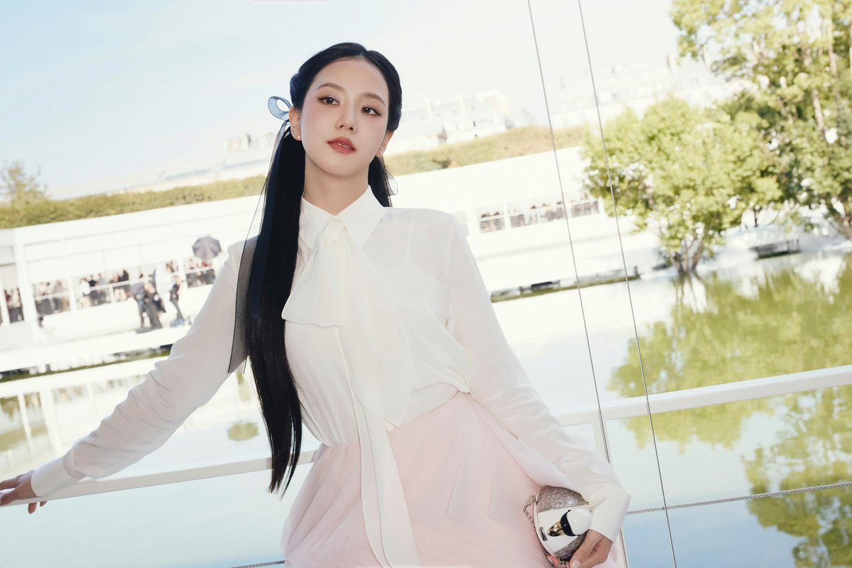 CHINAJISOOBAR's tweet photo. 261002 #JISOO Weibo sooyaaa_智秀 update.

Dior Summer 2027 Women’s Show🌳
#JISOOxDiorSummer27

🔗https://t.co/IQ2dV94MF2

@officialBLISSOO @shumontopia https://t.co/r5y3CL3Hpa
