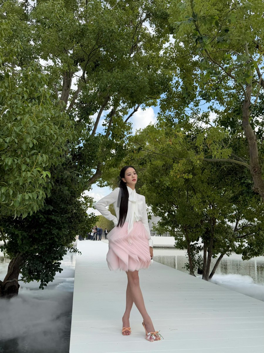 CHINAJISOOBAR's tweet photo. 261002 #JISOO Weibo sooyaaa_智秀 update.

Dior Summer 2027 Women’s Show🌳
#JISOOxDiorSummer27

🔗https://t.co/IQ2dV94MF2

@officialBLISSOO @shumontopia https://t.co/r5y3CL3Hpa