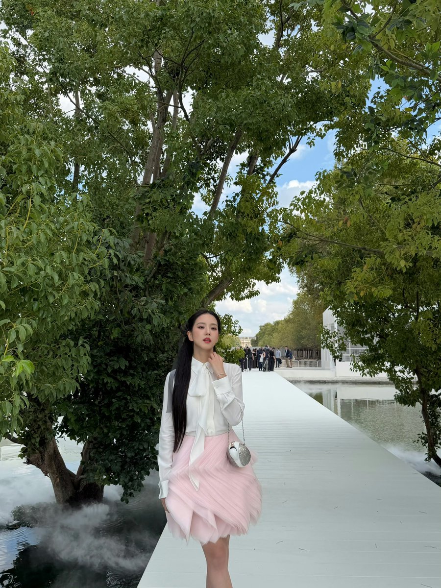 CHINAJISOOBAR's tweet photo. 261002 #JISOO Weibo sooyaaa_智秀 update.

Dior Summer 2027 Women’s Show🌳
#JISOOxDiorSummer27

🔗https://t.co/IQ2dV94MF2

@officialBLISSOO @shumontopia https://t.co/r5y3CL3Hpa
