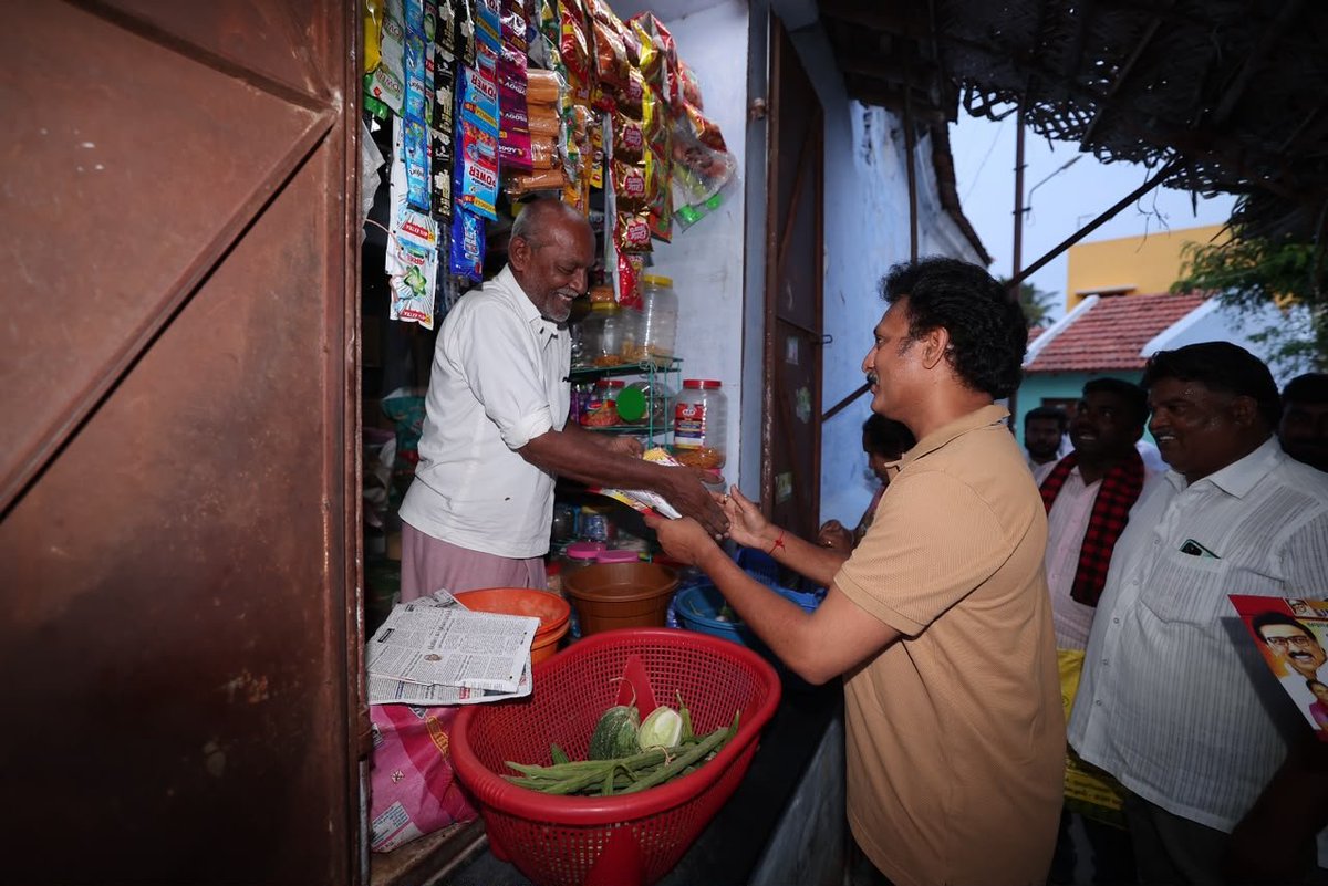 Anbil_Mahesh's tweet photo. சினிமாவில் Retake எடுப்பதை போல நினைத்து, மக்கள் மீது By Election-ஐ திணித்துள்ளது இந்த அரசு.

இதனை எதிர்த்து களமாடும் வகையில் #தாராபுரம் கொளஞ்சிவாடி மக்களைச் சந்தித்து எஸ்.சுகன்யா அவர்களுக்கு உதயசூரியன் சின்னத்தில் வாக்களிக்குமாறு கேட்டுக் கொண்டோம்.

#Dharapuram #DMKForDharapuram #DMKForever #VoteForDMK