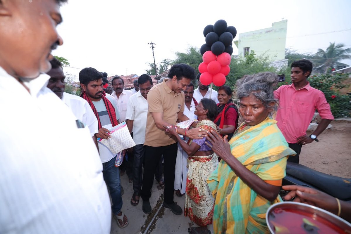 Anbil_Mahesh's tweet photo. சினிமாவில் Retake எடுப்பதை போல நினைத்து, மக்கள் மீது By Election-ஐ திணித்துள்ளது இந்த அரசு.

இதனை எதிர்த்து களமாடும் வகையில் #தாராபுரம் கொளஞ்சிவாடி மக்களைச் சந்தித்து எஸ்.சுகன்யா அவர்களுக்கு உதயசூரியன் சின்னத்தில் வாக்களிக்குமாறு கேட்டுக் கொண்டோம்.

#Dharapuram #DMKForDharapuram #DMKForever #VoteForDMK