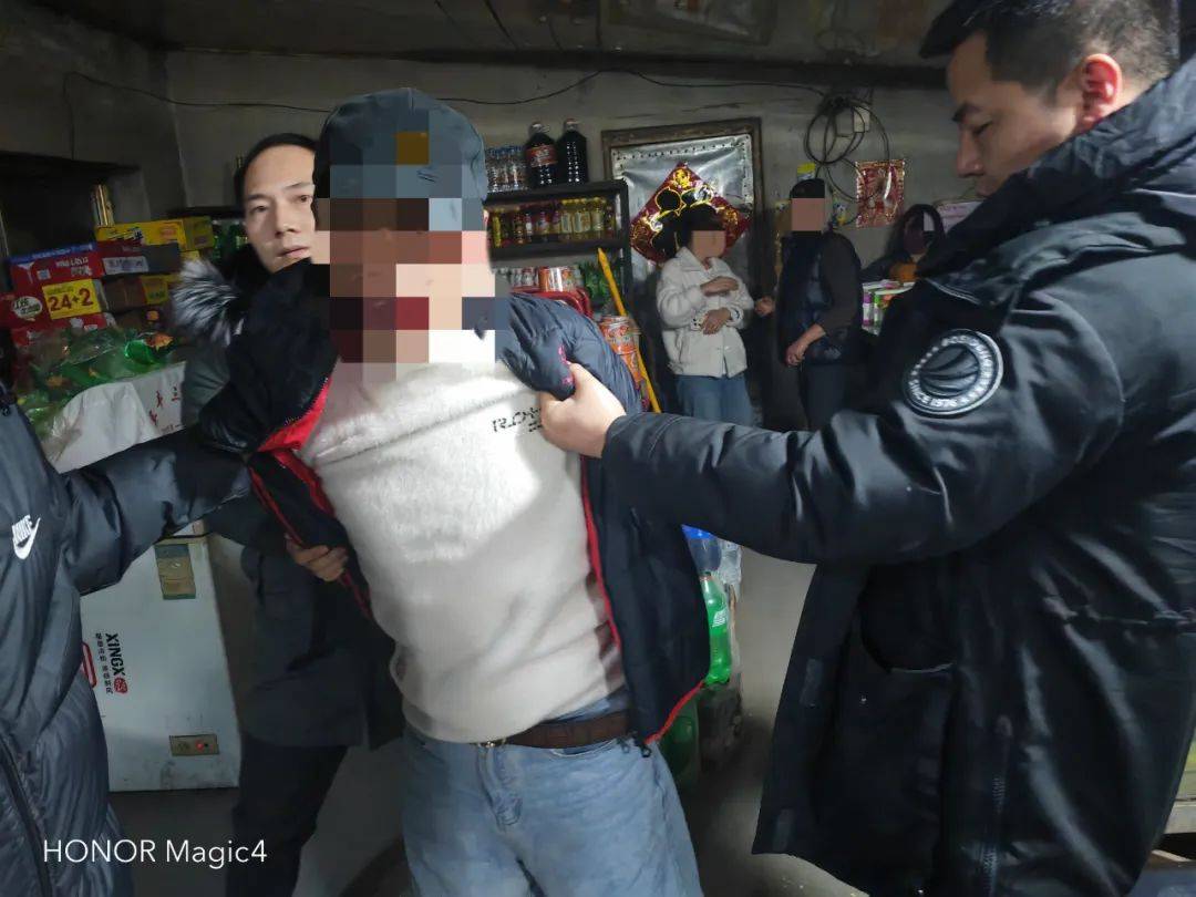 RetroCosmoqpml's tweet photo. [The bold thief tried to冒胁诠拾 ，but was caught red-handed by the cops!]， https://t.co/iMmLgm8PIV