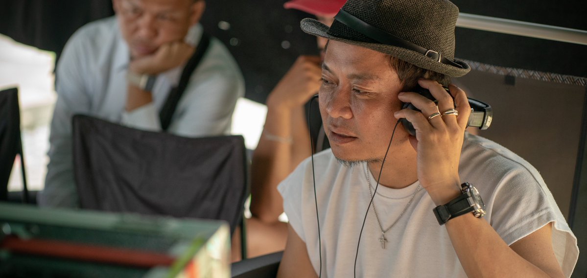 TrueVisions's tweet photo. “อี๊ด โปงลางสะออน” ทุ่ม 2 ปี ปั้นหนังเรื่องแรกในชีวิต
“อีแหล่ แอรี่ เกาหลี โอปป้า”

จากเรื่องจริงของหญิงสาวที่เดินทางไปทำงานไกลบ้านเพื่อดูแลครอบครัว สู่ภาพยนตร์โรแมนติกคอมเมดี้ที่ผสานความรัก ความฝัน และความผูกพันระหว่างคนไกลบ้าน “อี๊ด โปงลางสะออน” ขนทีมงาน 33 ชีวิต บินถ่ายทำถึงเมืองปูซาน ประเทศเกาหลีใต้

เปิดเบื้องหลัง “อีแหล่ แอรี่ เกาหลี โอปป้า” ภาพยนตร์เรื่องแรกของ “อี๊ด โปงลางสะออน” ที่ใช้เวลาสร้างกว่า 2 ปี ถ่ายทอดชีวิตแรงงานไทยในเกาหลีใต้ พร้อมเรื่องรักสุดอบอุ่นหัวใจ

อ่านรายละเอียด : https://t.co/VVT0aR4xG2

รับชม อีแหล่ แอรี่ เกาหลี โอปป้า  ที่ TrueVisions NOW

#อีแหล่แอรี่เกาหลีโอปป้า #อี๊ดโปงลางสะออน #หนังคนทำงานไกลบ้าน #หนังไทย #TrueVisionsNOW