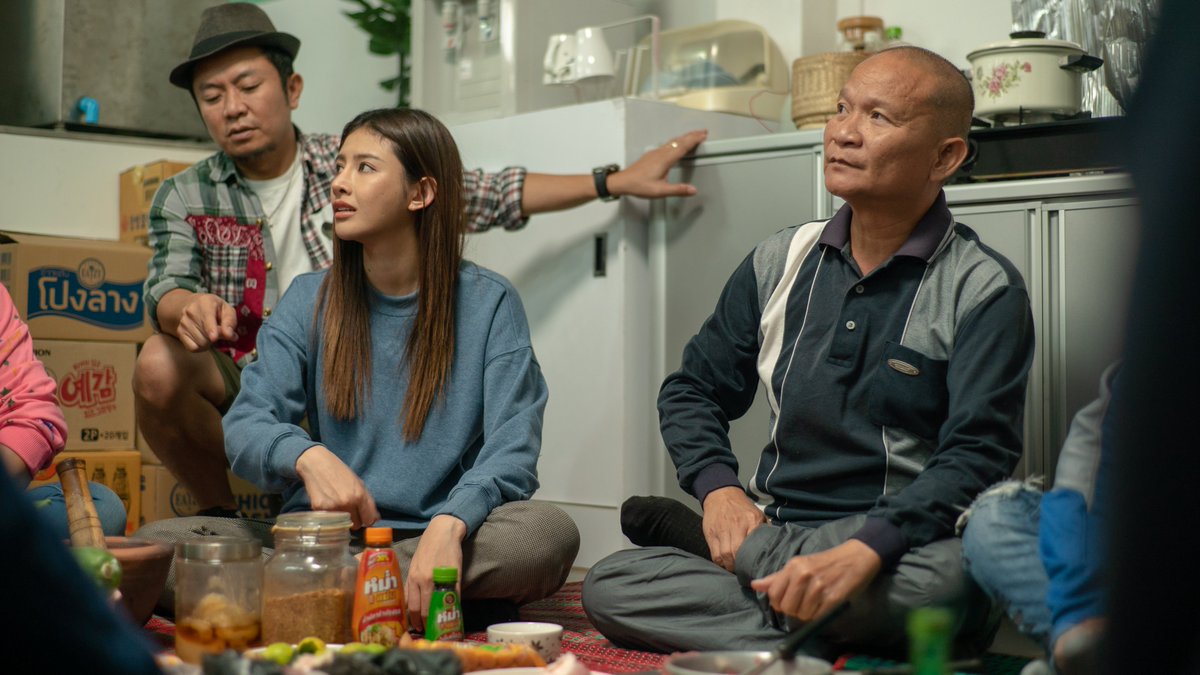 TrueVisions's tweet photo. “อี๊ด โปงลางสะออน” ทุ่ม 2 ปี ปั้นหนังเรื่องแรกในชีวิต
“อีแหล่ แอรี่ เกาหลี โอปป้า”

จากเรื่องจริงของหญิงสาวที่เดินทางไปทำงานไกลบ้านเพื่อดูแลครอบครัว สู่ภาพยนตร์โรแมนติกคอมเมดี้ที่ผสานความรัก ความฝัน และความผูกพันระหว่างคนไกลบ้าน “อี๊ด โปงลางสะออน” ขนทีมงาน 33 ชีวิต บินถ่ายทำถึงเมืองปูซาน ประเทศเกาหลีใต้

เปิดเบื้องหลัง “อีแหล่ แอรี่ เกาหลี โอปป้า” ภาพยนตร์เรื่องแรกของ “อี๊ด โปงลางสะออน” ที่ใช้เวลาสร้างกว่า 2 ปี ถ่ายทอดชีวิตแรงงานไทยในเกาหลีใต้ พร้อมเรื่องรักสุดอบอุ่นหัวใจ

อ่านรายละเอียด : https://t.co/VVT0aR4xG2

รับชม อีแหล่ แอรี่ เกาหลี โอปป้า  ที่ TrueVisions NOW

#อีแหล่แอรี่เกาหลีโอปป้า #อี๊ดโปงลางสะออน #หนังคนทำงานไกลบ้าน #หนังไทย #TrueVisionsNOW