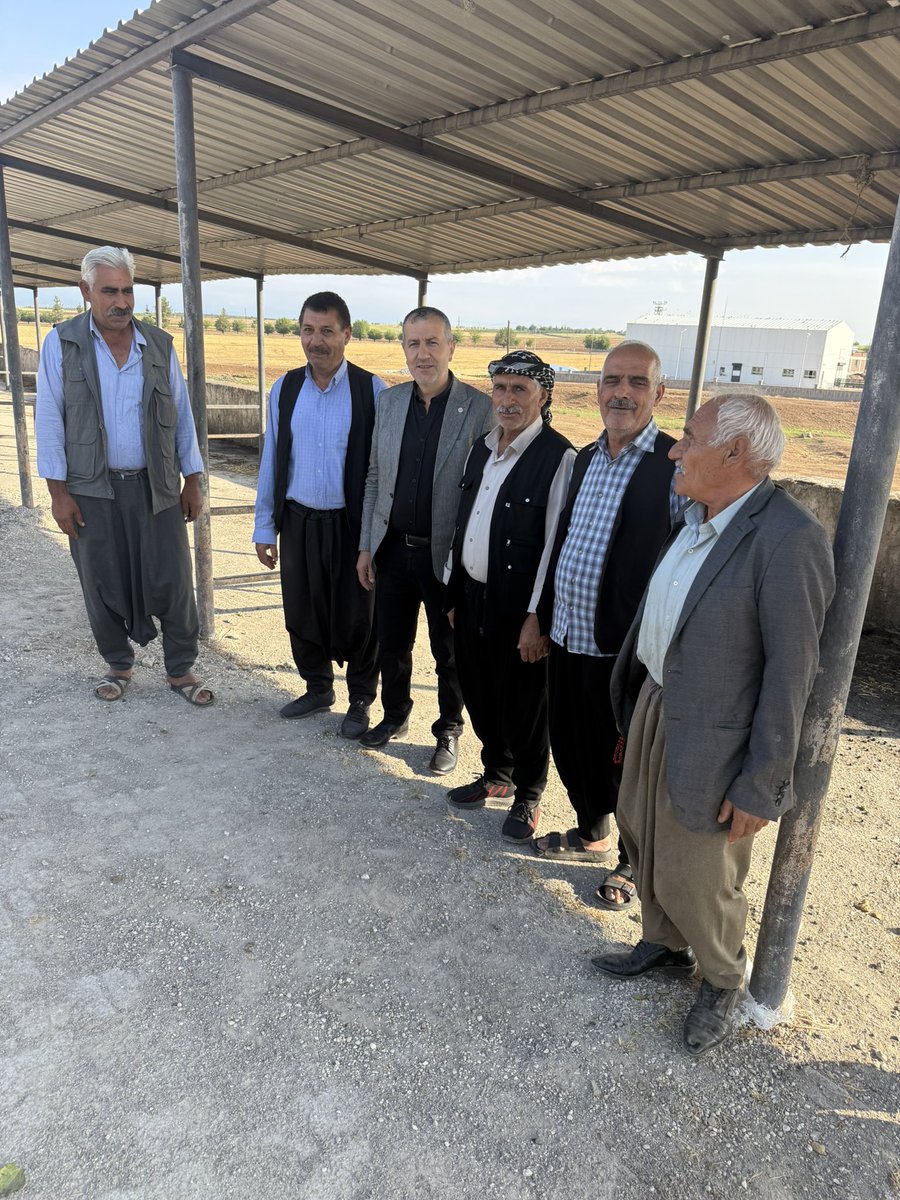 mehmetcelalavci's tweet photo. Bu sabah Hilvan Hayvan Pazarımızı ziyaret ettik.

Uzun süredir kapalı olması nedeniyle pazarın yeterince hareketli olmadığını, bakım ve temizlik konusunda ciddi eksiklikler bulunduğunu, lavaboların dahi kullanıma kapalı olduğunu yerinde gördük. Vatandaşlarımız da mevcut yer ve şartlardan duydukları rahatsızlığı dile getirdi.

Hilvanlı hemşerilerime söz veriyorum: Yeni Parti iktidarında, Hilvan’ımıza yakışır; daha modern, daha işlek ve ihtiyaçlara cevap veren bir Hayvan Pazarı kazandıracağız.

Hilvan’ımızın sorunlarını biliyor, çözümü için çalışıyoruz.
@yenipartiyiz  @urfayeniparti 
@MTanal