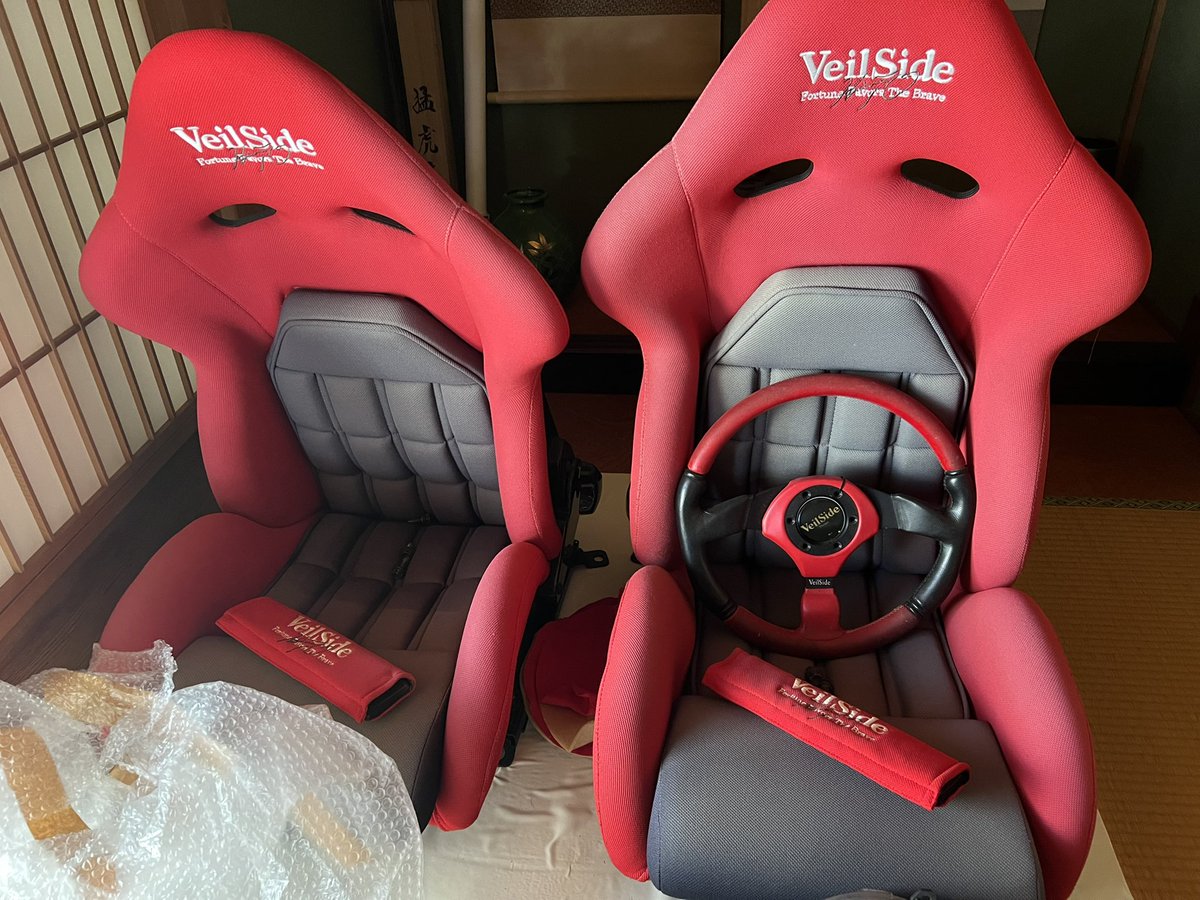 pjcvizRuPR42780's tweet photo. VeilSideのセミバケとショルダーパッドと当時物のステアリング。

ステアリングは巻き直し、セミバケはリペア、ショルダーパッドはこのまま使おうかな！

セリカ復活の為にいよいよ本格始動なるか？

#セリカ
#VeilSide https://t.co/LZ2DSPFnLM