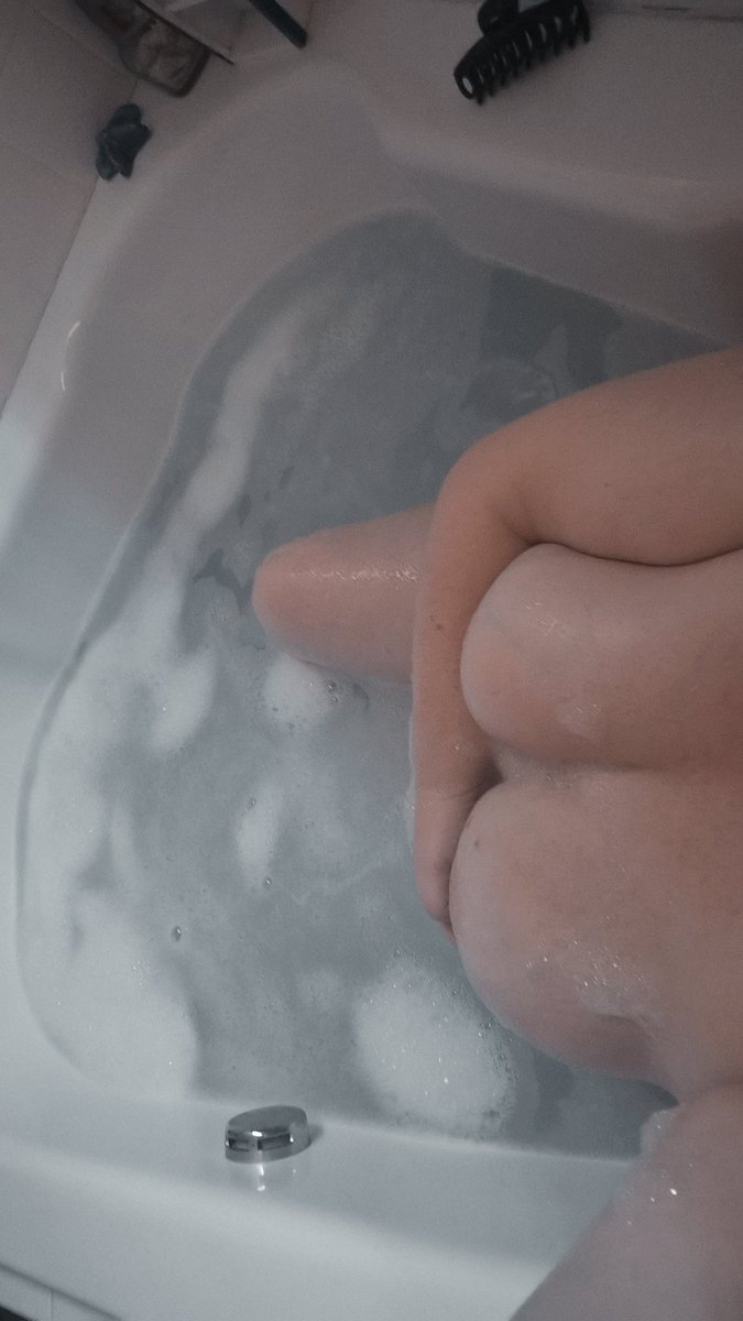 BunniKnightt's tweet photo. All I wanna do is suck dick, sext for money becauss it gets me wet, and record hot audio commissions but I need to finish my bath 💦💦 first...anyone wanna join me? (And yes I do have #boobveins ) #audiosmut #sexting #chubby #bigboobs https://t.co/SUCkJqUCyM