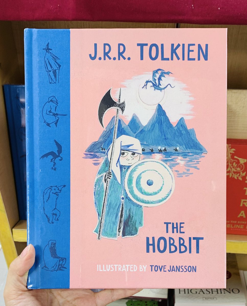 KinoShinjuku's tweet photo. 【7階洋書】🌟新刊 New Arrivals🌟

　The Hobbit : Illustrated by Tove Jansson
　by J.R.R.Tolkien 

トールキンファンの皆さま、そしてヤンソンファンの皆さま、お待たせしました。

作品90周年を記念して『The Hobbit』にトーヴェ・ヤンソンの挿絵を添えた作品の英語版がついに刊行。当店にも入荷いたしました！
こちらはもともと1962年刊行のスウェーデン語版のために制作された作品で、12点に及ぶ全ページ大のモノクロ図版に加え、章の扉絵など計50点以上の挿絵が収録されています。
美しい装丁はコレクションにも、贈り物にもおすすめです✨nu

7F-F08,G02棚
#Hobbit #Tolkien #ToveJansson #KinokuniyaReads #洋書