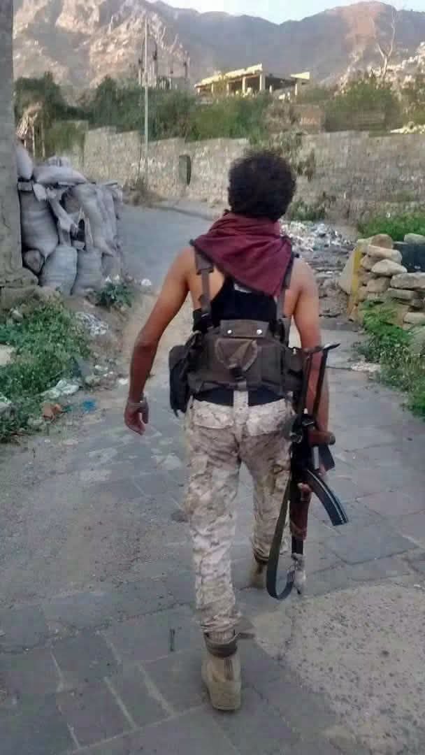 mazen_aqlan's tweet photo. أحد أبناء تعز الذين كسروا الهجوم الحوثي الأعنف منذ سنوات يوم أمس..

افهموا يا مليشيا إيران، في تعز يقاتلكم شعب، وليس مجرد قوات عسكرية، يقاتلكم الناس الذين قتلتم من إحبائهم وأقاربهم المدنيين أكثر 4000 شهيد و 15000 مصاب، يقاتلكم من تقصفوهم وتحاصروهم منذ 11 سنة، فلا تغيروا الرواية https://t.co/TTKHBo2F9R