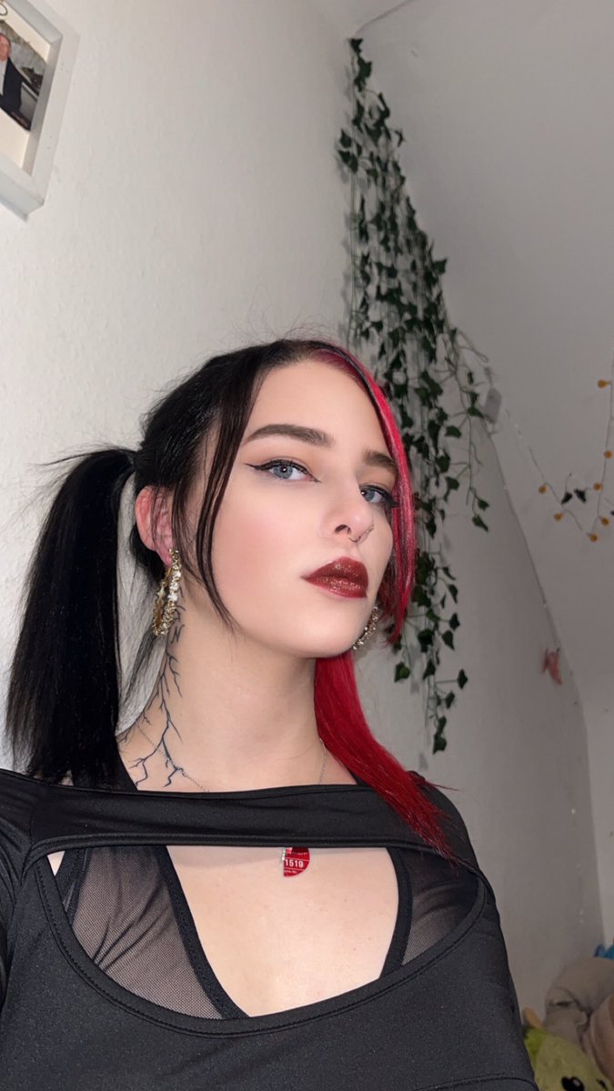 Rose_2k3_back's tweet photo. Was haltet ihr von Socken in solchen Schuhen?!

( @_Rose_2k3 haupt acc)

#qa #frage #shoes #goth https://t.co/MrY8HOirlV