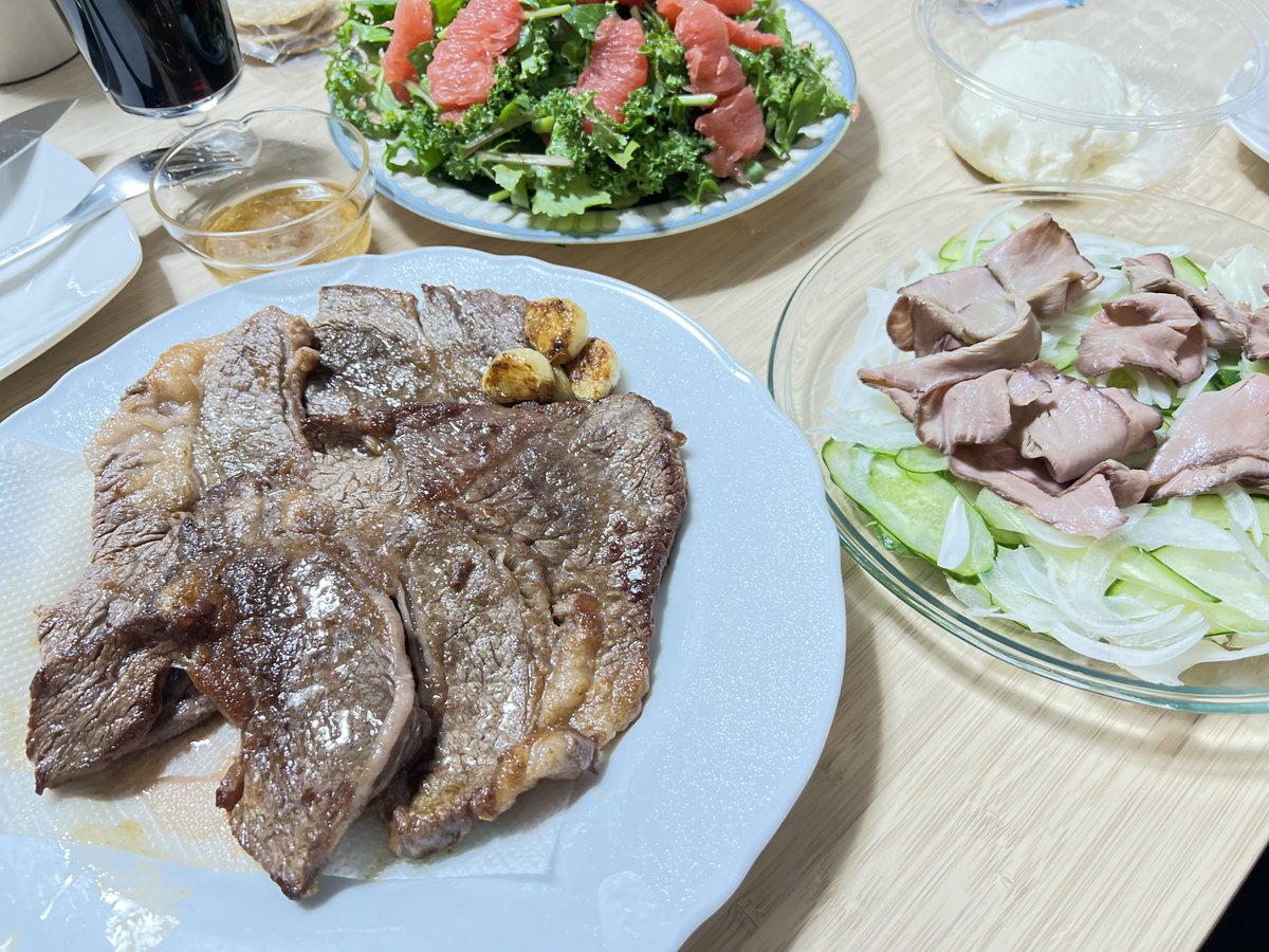 nucadoko7053's tweet photo. ステーキ肉、ど～ん！ https://t.co/GoVFrcj43u