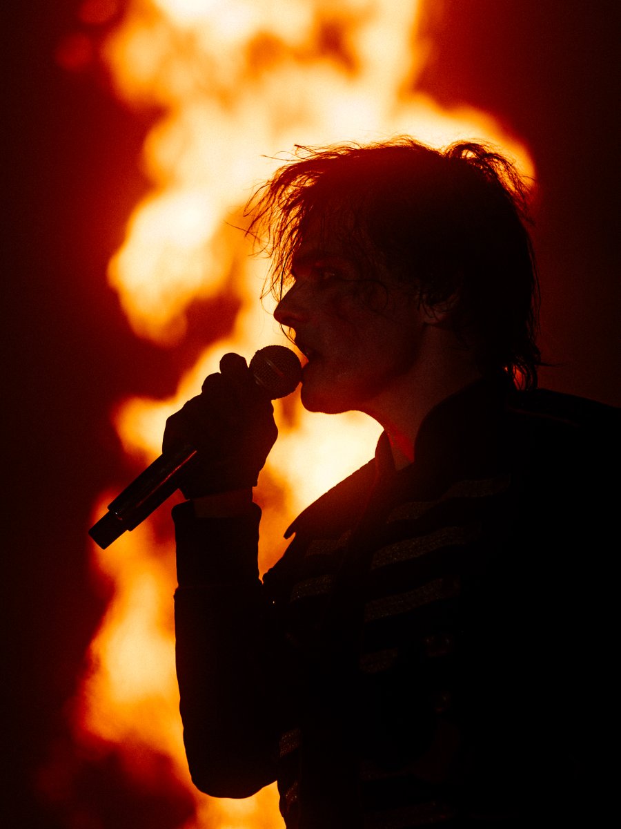 AFTERSHOCKSAC's tweet photo. Thursday belonged to The Black Parade.  🖤 
@MCRofficial https://t.co/f2NoAaAZud