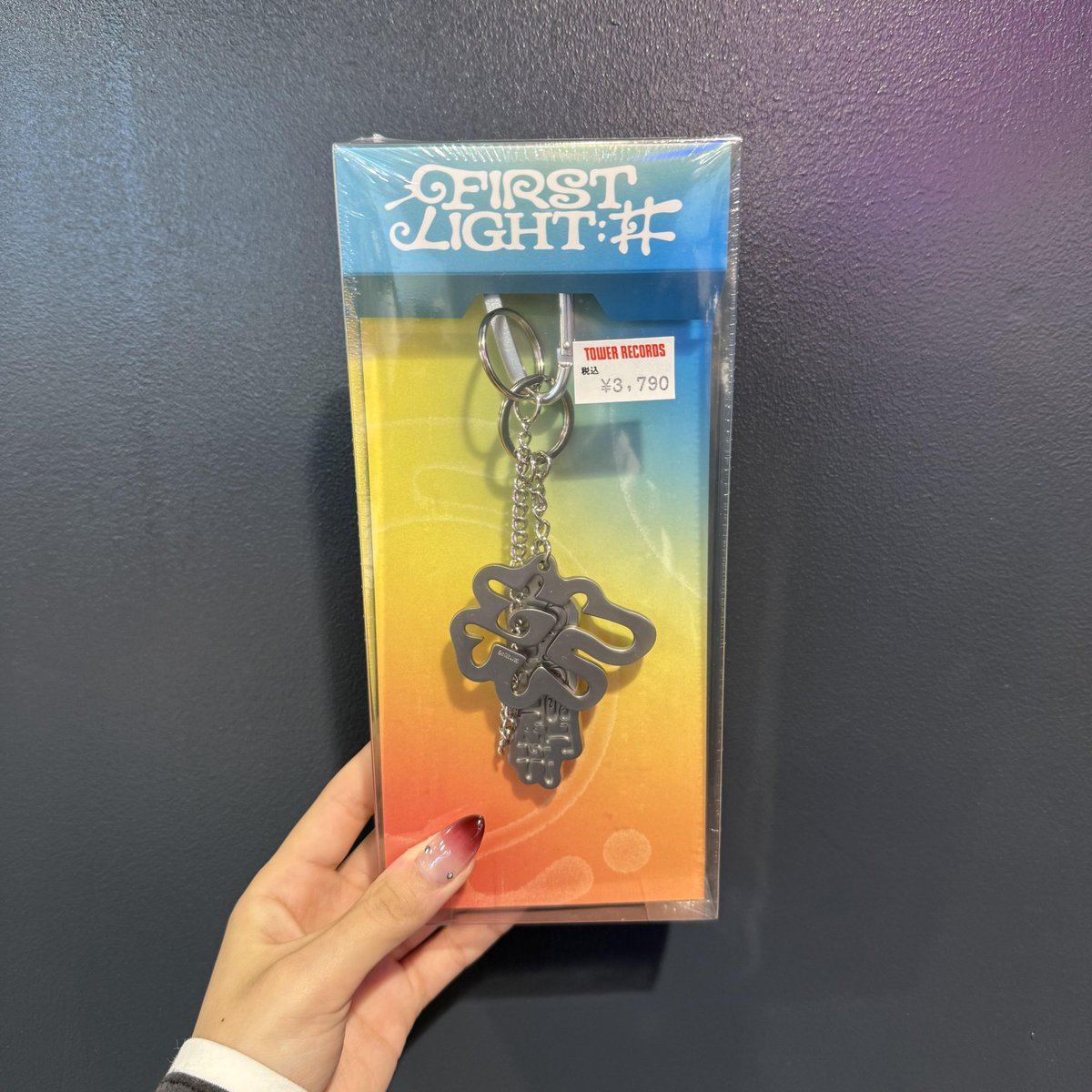 TOWER_Shibuya's tweet photo. 【#タワ渋kpop】#FIRST_LIGHT_井
⋆⁺₊⋆ 🌙 ━━━━━━━━━━
ONEUS 12th EP 「FIRST LIGHT : 井」
KEYCHAIN ver. 入荷いたしました💙
━━━━━━━━━━ 🌙⋆⁺₊⋆
5Fにて販売中です🎧♪

※特典対象外

パネル展開催中💫
期間： 2026年9月29日(火)～10月5日(月)
場所：タワーレコード渋谷店5F

互いを照らしあうONEUSとTOMOONを描いた１枚📀
ぜひ手に取ってみてください𓂃𓈒𓏸︎⋆｡˚✩　　　　　　　　　　　　

@official_ONEUS
@ONEUS_JPN
