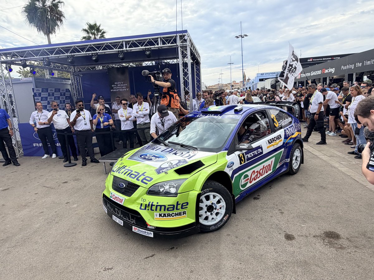 rallyplus's tweet photo. 【マットのホゲホゲWRC@サルディニア日記】と思ったら、マーカス・グロンホルム自身もサービスパークに登場して、最高の雰囲気に！　

未来のメカニックくんが、サインをおねだりしていたよ 😂🤗

#WRC #RallyItaliaSardegna #hogeWRC https://t.co/0yTJwMuwVS