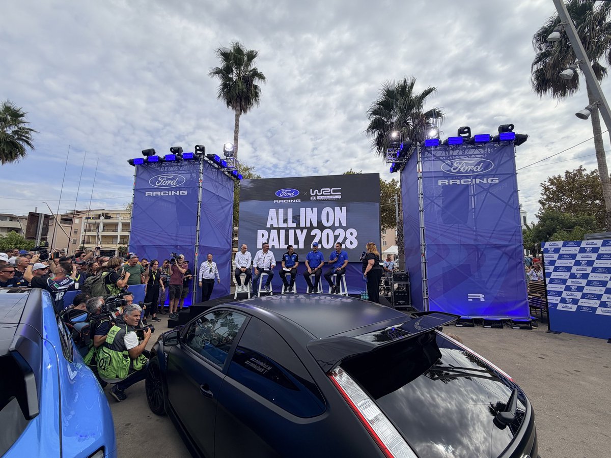 rallyplus's tweet photo. 【マットのホゲホゲWRC@サルディニア日記】と思ったら、マーカス・グロンホルム自身もサービスパークに登場して、最高の雰囲気に！　

未来のメカニックくんが、サインをおねだりしていたよ 😂🤗

#WRC #RallyItaliaSardegna #hogeWRC https://t.co/0yTJwMuwVS