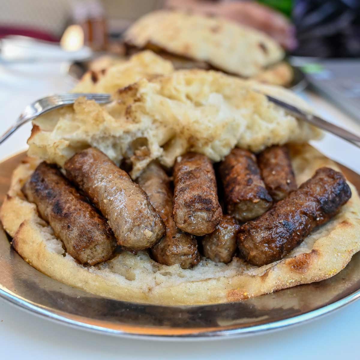 bosunatiklama's tweet photo. Dzeko'nun milli takıma vedası nedeniyle, Saraybosna'daki cevapi ustaları köfte porsiyonlarını bir günlüğüne 10'dan 11'e çıkaracak. https://t.co/EjxyLNErw9