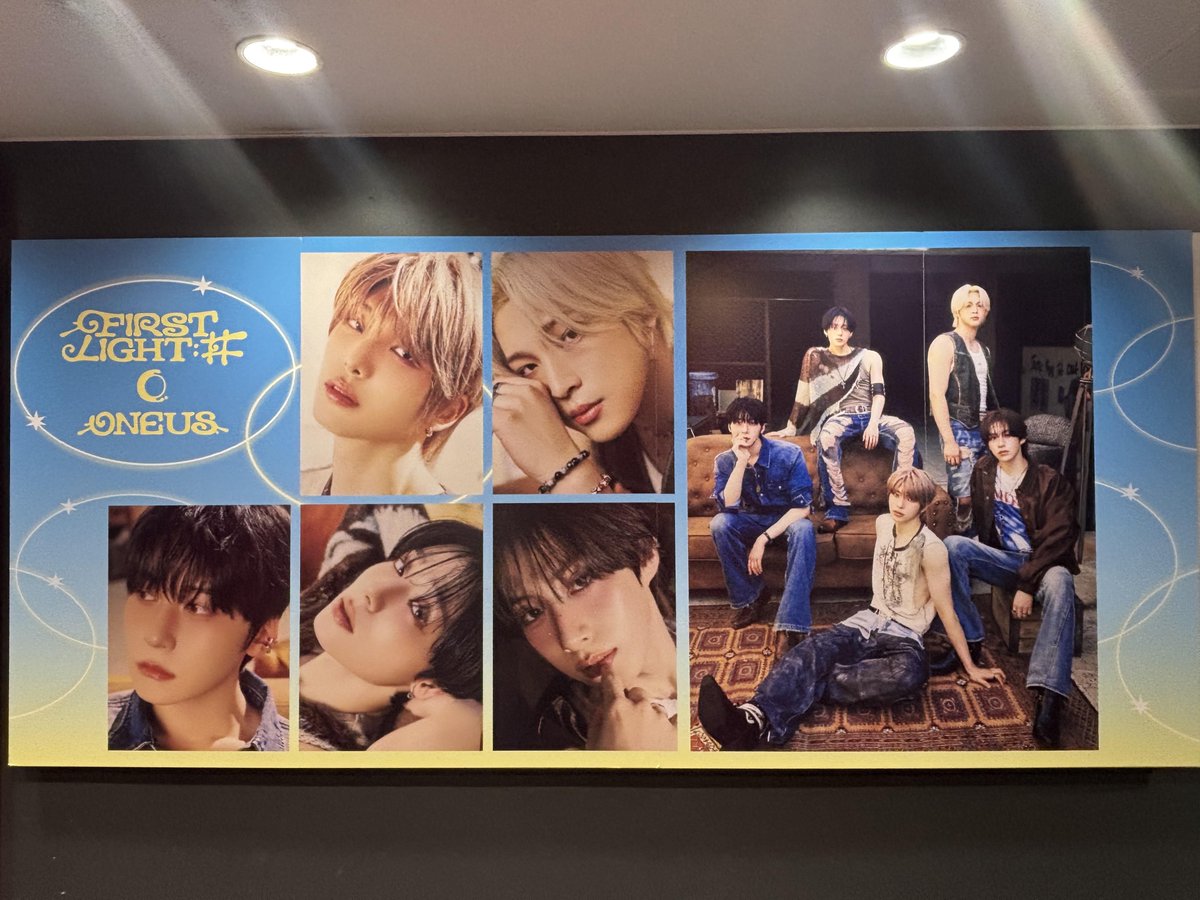 TOWER_Shibuya's tweet photo. 【#タワ渋kpop】#FIRST_LIGHT_井
⋆⁺₊⋆ 🌙 ━━━━━━━━━━
ONEUS 12th EP 「FIRST LIGHT : 井」
KEYCHAIN ver. 入荷いたしました💙
━━━━━━━━━━ 🌙⋆⁺₊⋆
5Fにて販売中です🎧♪

※特典対象外

パネル展開催中💫
期間： 2026年9月29日(火)～10月5日(月)
場所：タワーレコード渋谷店5F

互いを照らしあうONEUSとTOMOONを描いた１枚📀
ぜひ手に取ってみてください𓂃𓈒𓏸︎⋆｡˚✩　　　　　　　　　　　　

@official_ONEUS
@ONEUS_JPN