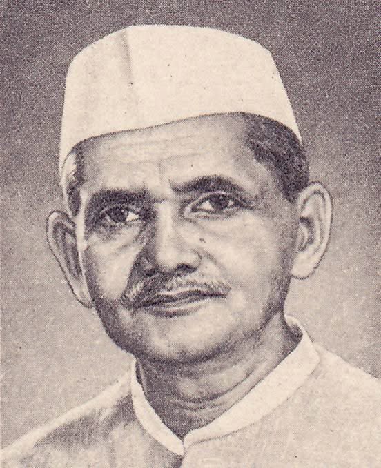 ShivVrandavan's tweet photo. भारत के पूर्व प्रधानमंत्री ‘भारत रत्न’ से सम्मानित श्रद्धेय लाल बहादुर शास्त्री जी की जयंती पर उन्हें शत-शत नमन।
उनका अमर नारा “जय जवान, जय किसान” आज भी देश की सुरक्षा और समृद्धि के आधार—हमारे जवानों एवं किसानों के प्रति सम्मान और प्रेरणा का प्रतीक है। राष्ट्र के प्रति उनका समर्पण, सादगी और कर्तव्यनिष्ठा सदैव हम सभी का मार्गदर्शन करती रहेगी।@ajeetbharti @AshwiniUpadhyay @CMOfficeUP