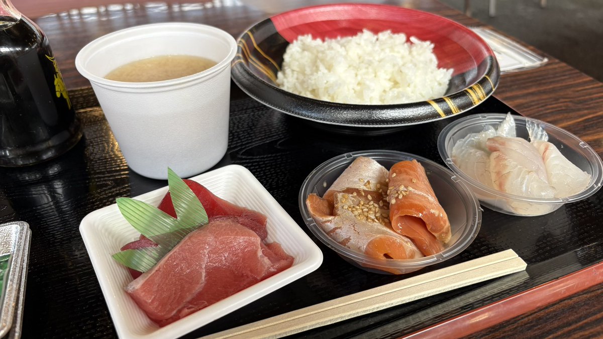 k2c_dokidoki's tweet photo. #南三陸さんさん商店街
さんさん商店街で少し遅いお昼ご飯🍚また海鮮🤣自分で刺身を選んで海鮮丼🐟
震災から復興の展示建物も出来てて観覧！復興のための皆さんの支援など事細かく展示されてます😌8年前は周りは工事をしてて土が見えてだけど今は整備されてる
4枚目が8年前の写真
#南三陸
#震災
#復興 https://t.co/J3zYWDyLAo