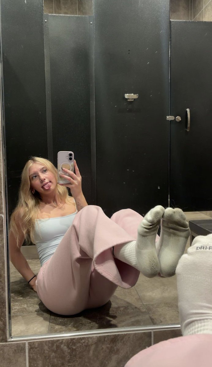 brattykya's tweet photo. post workout gym feet 😛 https://t.co/IMyncEqwTq