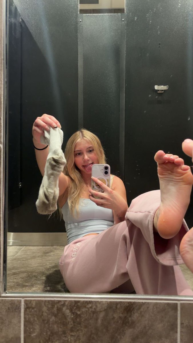 brattykya's tweet photo. post workout gym feet 😛 https://t.co/IMyncEqwTq