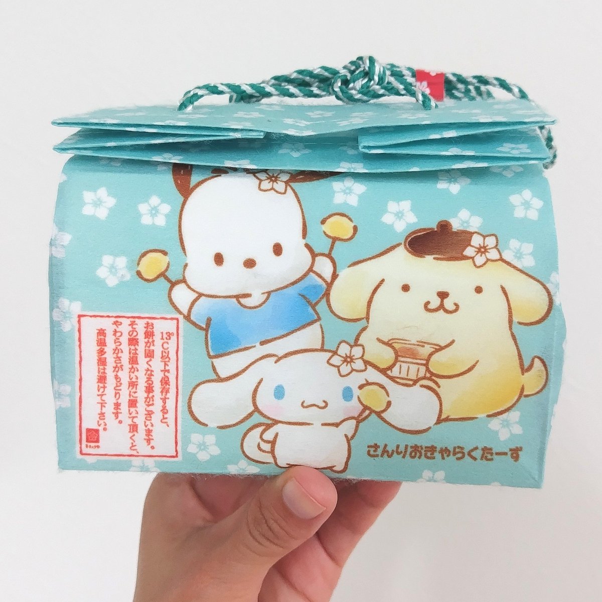 nosa_mimori's tweet photo. いただきもののサンリオパッケージ信玄餅かわいいなと思ってたんだけど、よく見たらキティ・メロディ・クロミは信玄餅1つずつ分け合ってるのに対して、シナモン・ポチャッコ・プリンはポチャッコが信玄餅2つ取ってるから、プリンが余ったきなこと黒蜜しか与えられてない……どうして……。 https://t.co/k9QZ9xNzon