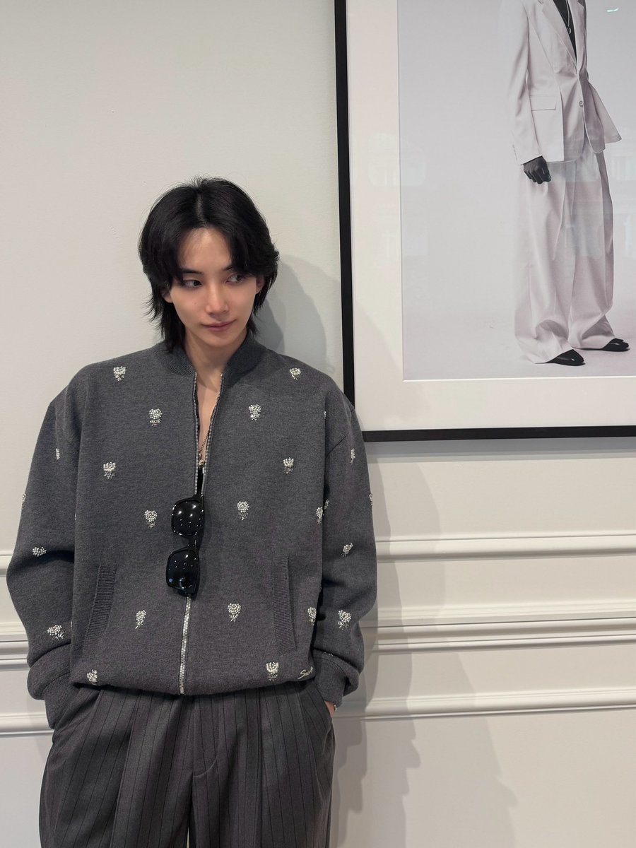 dyihanist's tweet photo. don’t you just love it when jeonghan can be cute and cool at the same time https://t.co/JHlqUlSbim