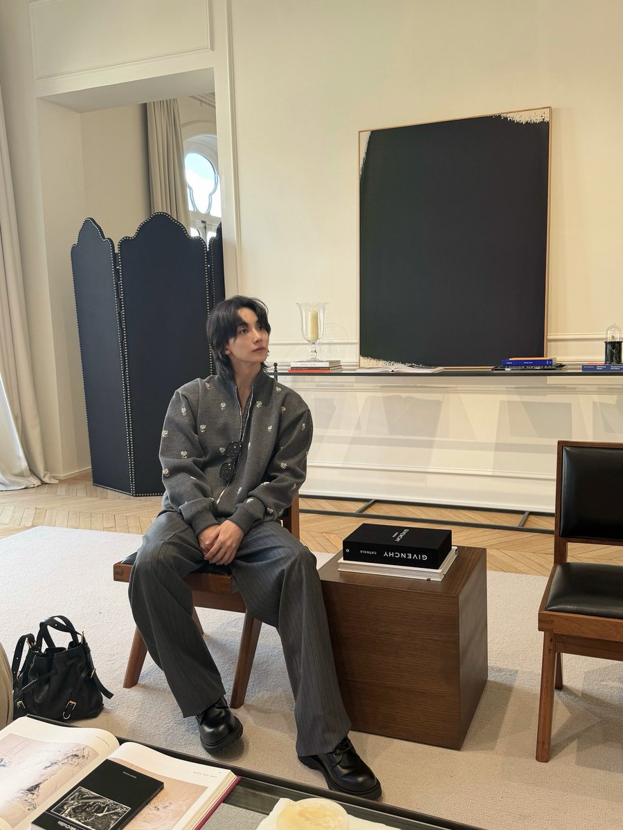 dyihanist's tweet photo. don’t you just love it when jeonghan can be cute and cool at the same time https://t.co/JHlqUlSbim