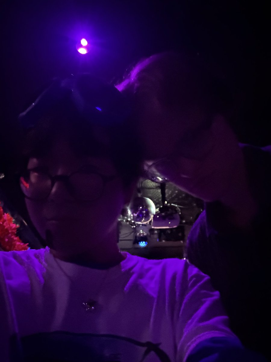 CATBOYBOSS's tweet photo. Bumped into group of oomfs 😭😭@synthesizerslut https://t.co/MebyZIWjGZ
