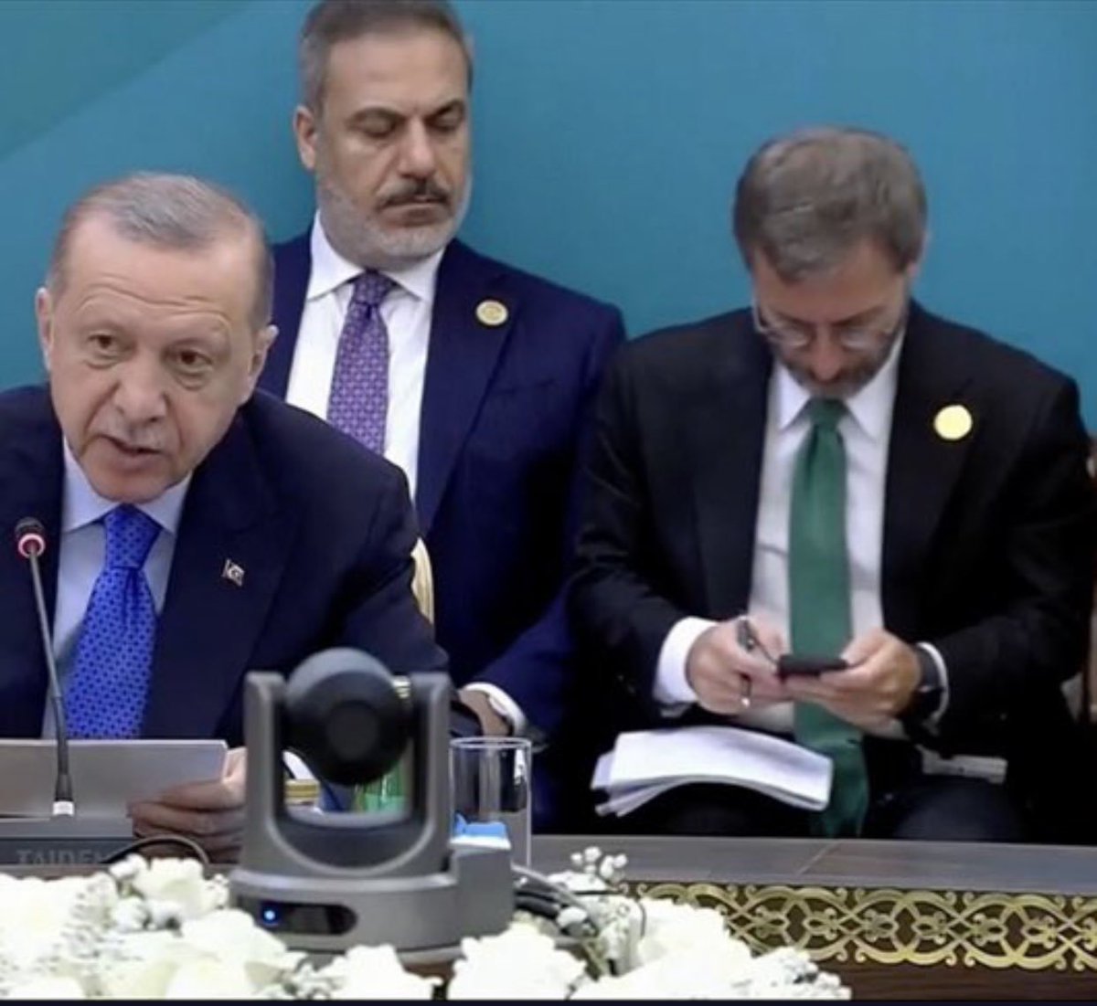 Enverbune's tweet photo. Amfide önümüzdeki kızın sevgilisiyle kavgasını okurken https://t.co/moRDEkOCra