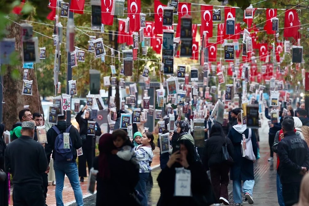 tahirbuyukakin's tweet photo. Kocaeli’de ağaçlarımız 16. kez kitap açtı! 

Sabahın ilk ışıklarıyla bu coşkuya ortak olan, çınarlarımızdan kitaplarını toplayan tüm hemşehrilerime teşekkür ediyorum. Kitap sevgisi bu şehre çok yakışıyor.

3-11 Ekim tarihleri arasında dolu dolu geçecek 16. Kocaeli Kitap Fuarı’na hepinizi bekliyorum.