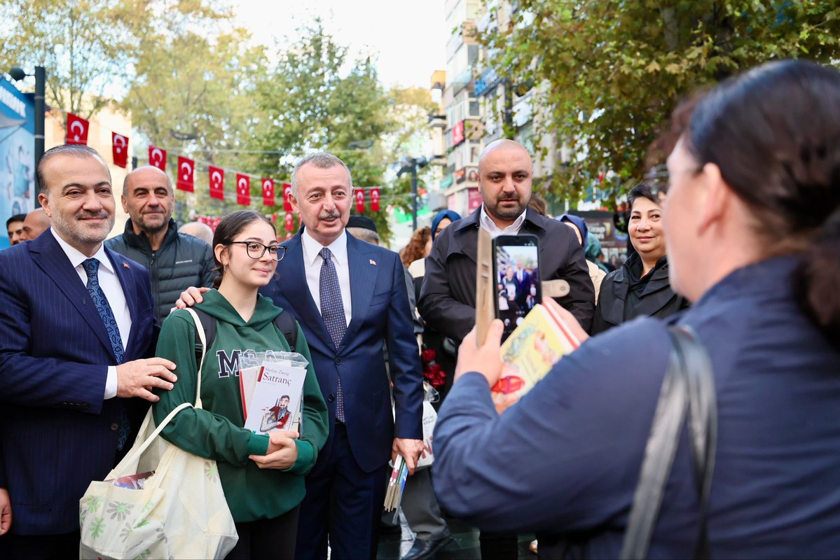 tahirbuyukakin's tweet photo. Kocaeli’de ağaçlarımız 16. kez kitap açtı! 

Sabahın ilk ışıklarıyla bu coşkuya ortak olan, çınarlarımızdan kitaplarını toplayan tüm hemşehrilerime teşekkür ediyorum. Kitap sevgisi bu şehre çok yakışıyor.

3-11 Ekim tarihleri arasında dolu dolu geçecek 16. Kocaeli Kitap Fuarı’na hepinizi bekliyorum.