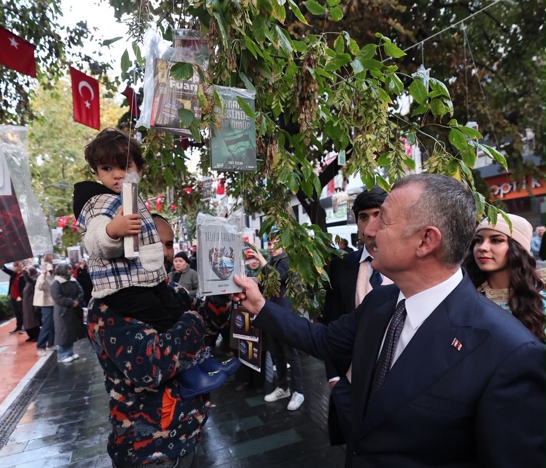 tahirbuyukakin's tweet photo. Kocaeli’de ağaçlarımız 16. kez kitap açtı! 

Sabahın ilk ışıklarıyla bu coşkuya ortak olan, çınarlarımızdan kitaplarını toplayan tüm hemşehrilerime teşekkür ediyorum. Kitap sevgisi bu şehre çok yakışıyor.

3-11 Ekim tarihleri arasında dolu dolu geçecek 16. Kocaeli Kitap Fuarı’na hepinizi bekliyorum.