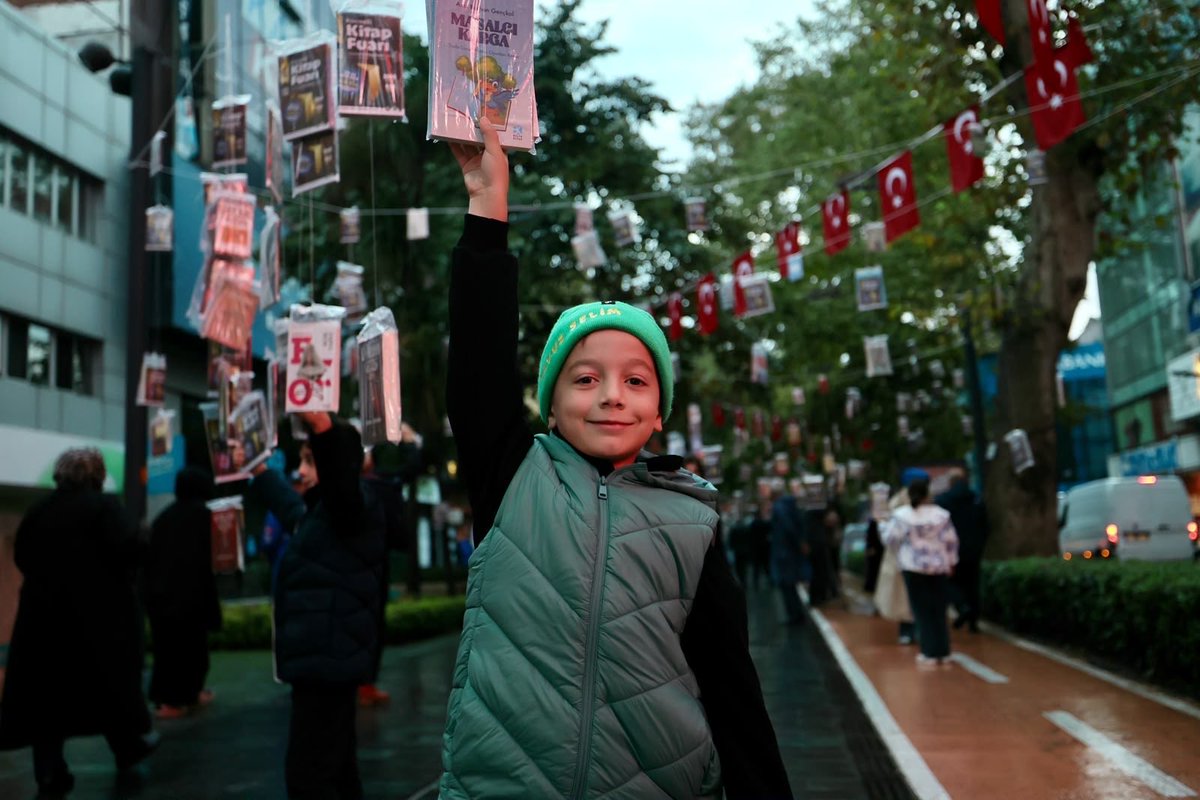tahirbuyukakin's tweet photo. Kocaeli’de ağaçlarımız 16. kez kitap açtı! 

Sabahın ilk ışıklarıyla bu coşkuya ortak olan, çınarlarımızdan kitaplarını toplayan tüm hemşehrilerime teşekkür ediyorum. Kitap sevgisi bu şehre çok yakışıyor.

3-11 Ekim tarihleri arasında dolu dolu geçecek 16. Kocaeli Kitap Fuarı’na hepinizi bekliyorum.