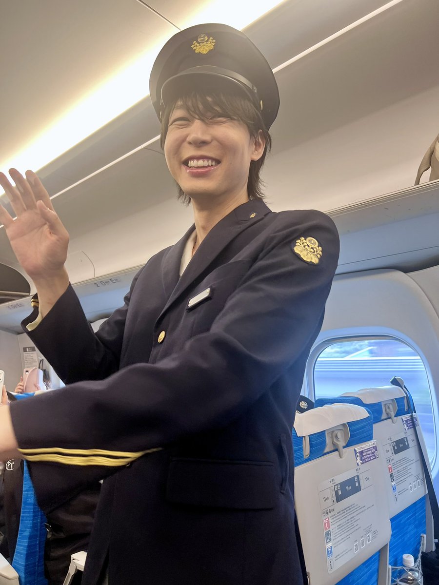 hiroro13221's tweet photo. 車掌さん来てくれました😍可愛いすぎる～～～
座席の背もたれに手をかけてくれてました❤️
#ユチョン https://t.co/N0pnf619jm