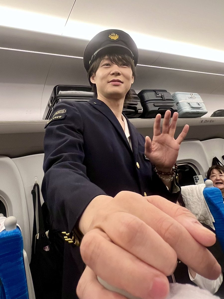 hiroro13221's tweet photo. 車掌さん来てくれました😍可愛いすぎる～～～
座席の背もたれに手をかけてくれてました❤️
#ユチョン https://t.co/N0pnf619jm