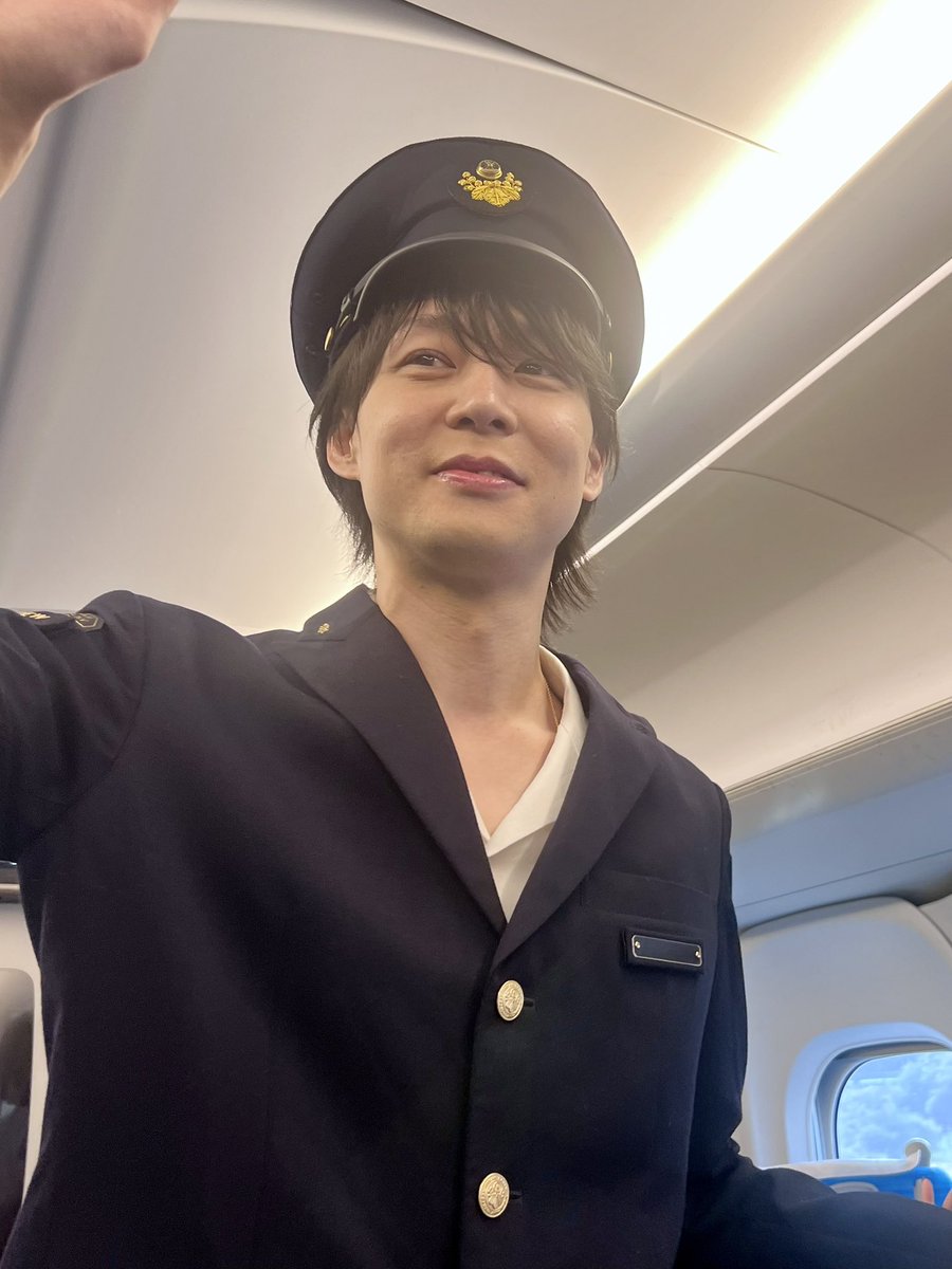 hiroro13221's tweet photo. 車掌さん来てくれました😍可愛いすぎる～～～
座席の背もたれに手をかけてくれてました❤️
#ユチョン https://t.co/N0pnf619jm