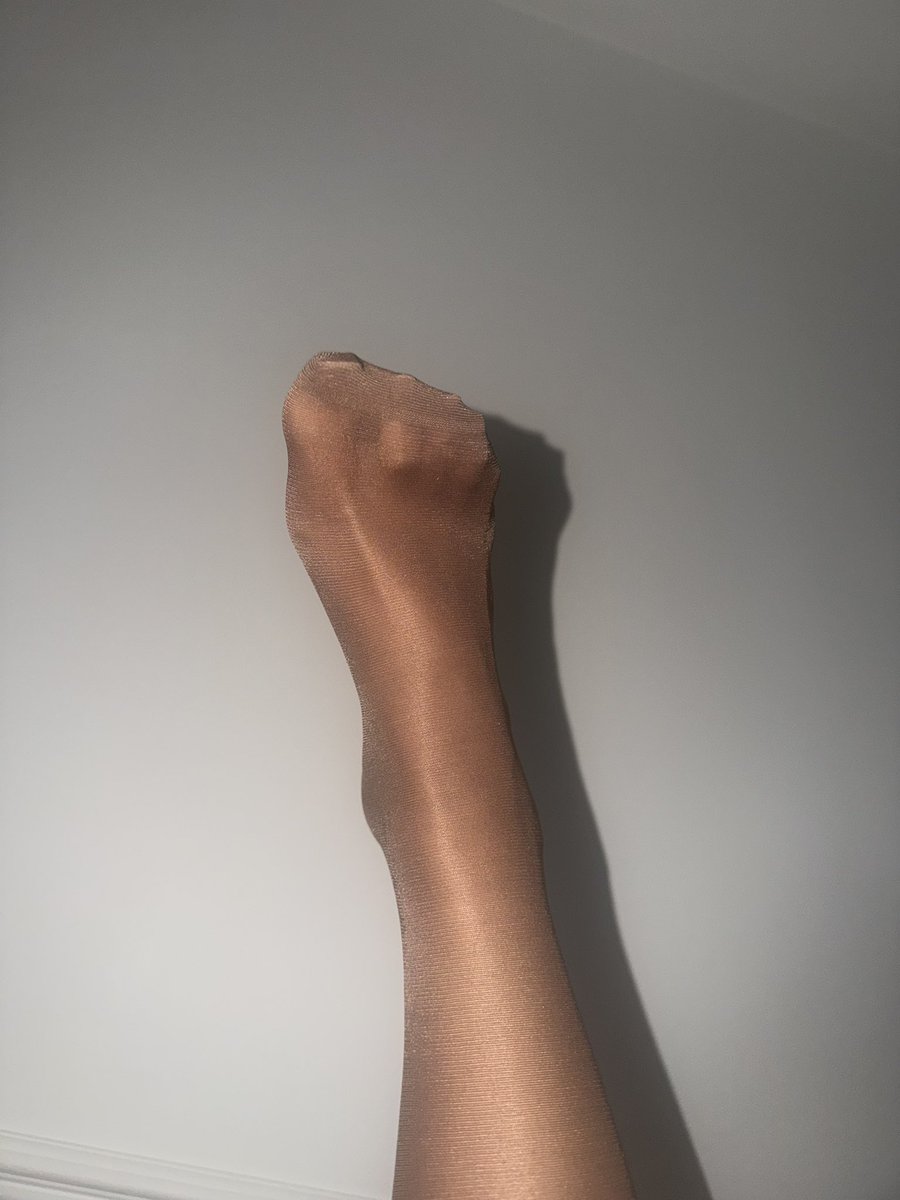 arielondonxo's tweet photo. It’s Friday which means it’s pay day, empty your wallets now!!!🐽 #paypig #sum #feetfetısh https://t.co/gd6JjZvm6q