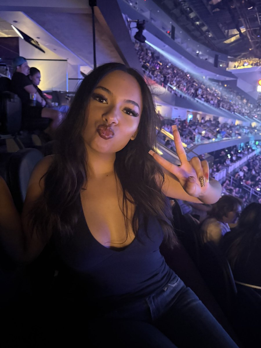 racheallinnn's tweet photo. iHeart Day 1 🎧 https://t.co/GTnIea1wpI