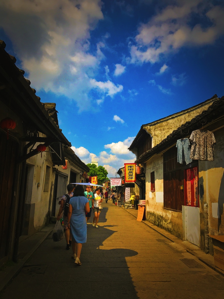 RavenOrtizhale's tweet photo. [Today I visited Shisihai City, the unique ancient town with straw-roofed yards and warm locals, a hidden gem worth exploring!]， https://t.co/Clu0aIeJII