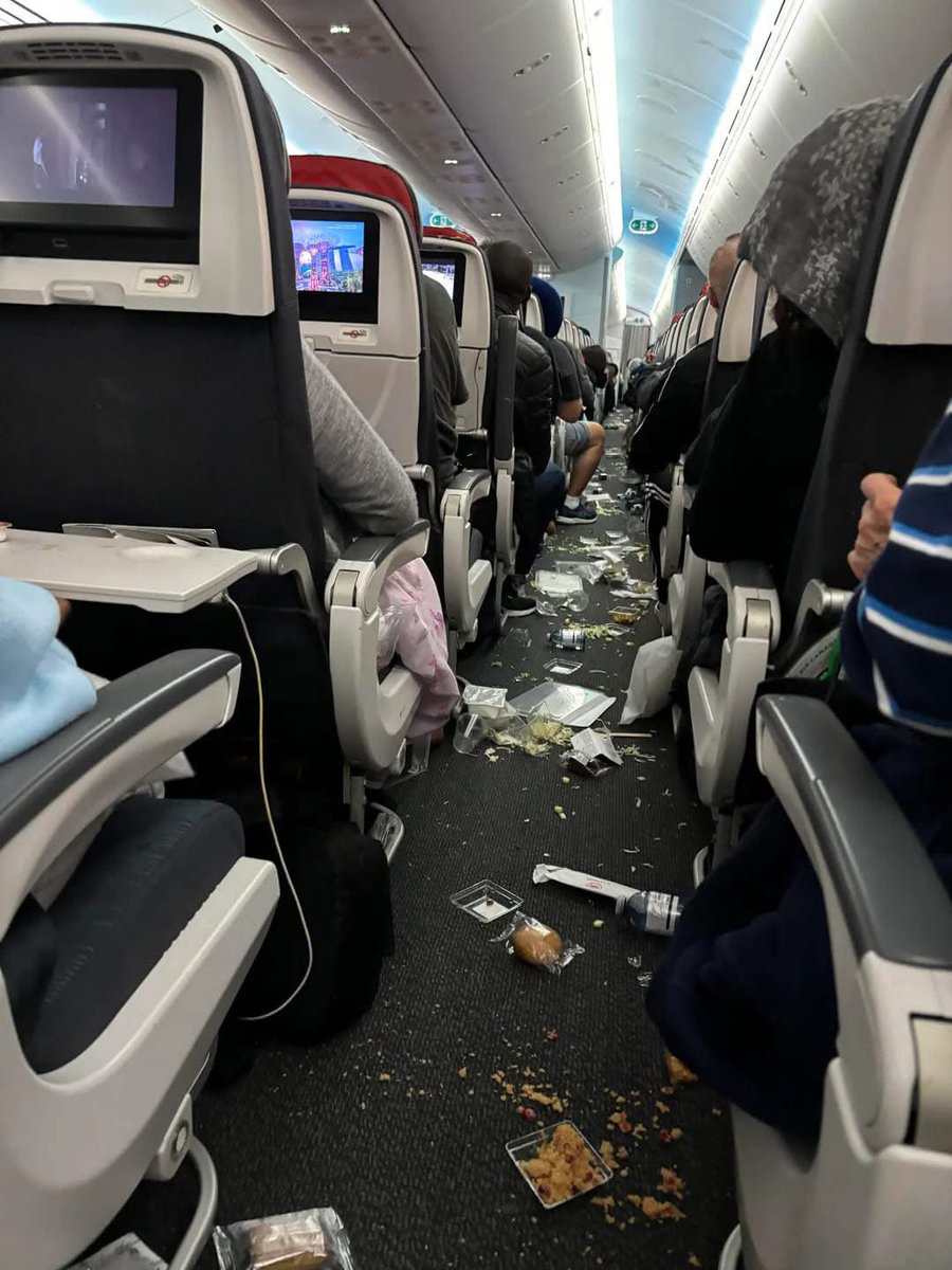 RonyToThePoint's tweet photo. This is the aftermath photos inside of the plane Singapore Airlines Flight SQ321 on May 21, 2024 which suffered turbulence &amp; dropped 178 feet (about 54 meters) in 4.6 seconds. Air Canada Boeing 787-9 experienced severe turbulence at 36000 feet. That’s how it supposed to look https://t.co/aFq9bKbRVM