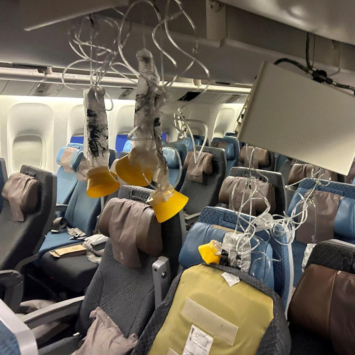 RonyToThePoint's tweet photo. This is the aftermath photos inside of the plane Singapore Airlines Flight SQ321 on May 21, 2024 which suffered turbulence &amp; dropped 178 feet (about 54 meters) in 4.6 seconds. Air Canada Boeing 787-9 experienced severe turbulence at 36000 feet. That’s how it supposed to look https://t.co/aFq9bKbRVM