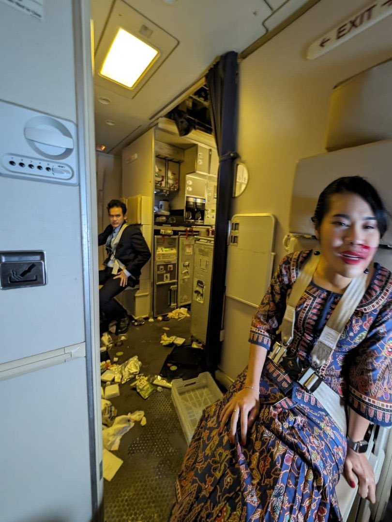 RonyToThePoint's tweet photo. This is the aftermath photos inside of the plane Singapore Airlines Flight SQ321 on May 21, 2024 which suffered turbulence &amp; dropped 178 feet (about 54 meters) in 4.6 seconds. Air Canada Boeing 787-9 experienced severe turbulence at 36000 feet. That’s how it supposed to look https://t.co/aFq9bKbRVM