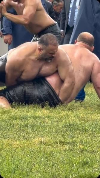 beyaz20714's tweet photo. @AnOldOldHand @bestfuckinav Mükemmel bir yorum Türkiye de asla düğünlerde veya sporda hiç bir alanda böyle bir şey mümkün değil;
Hjkjdjejidjsjjj https://t.co/U6u1U4juba