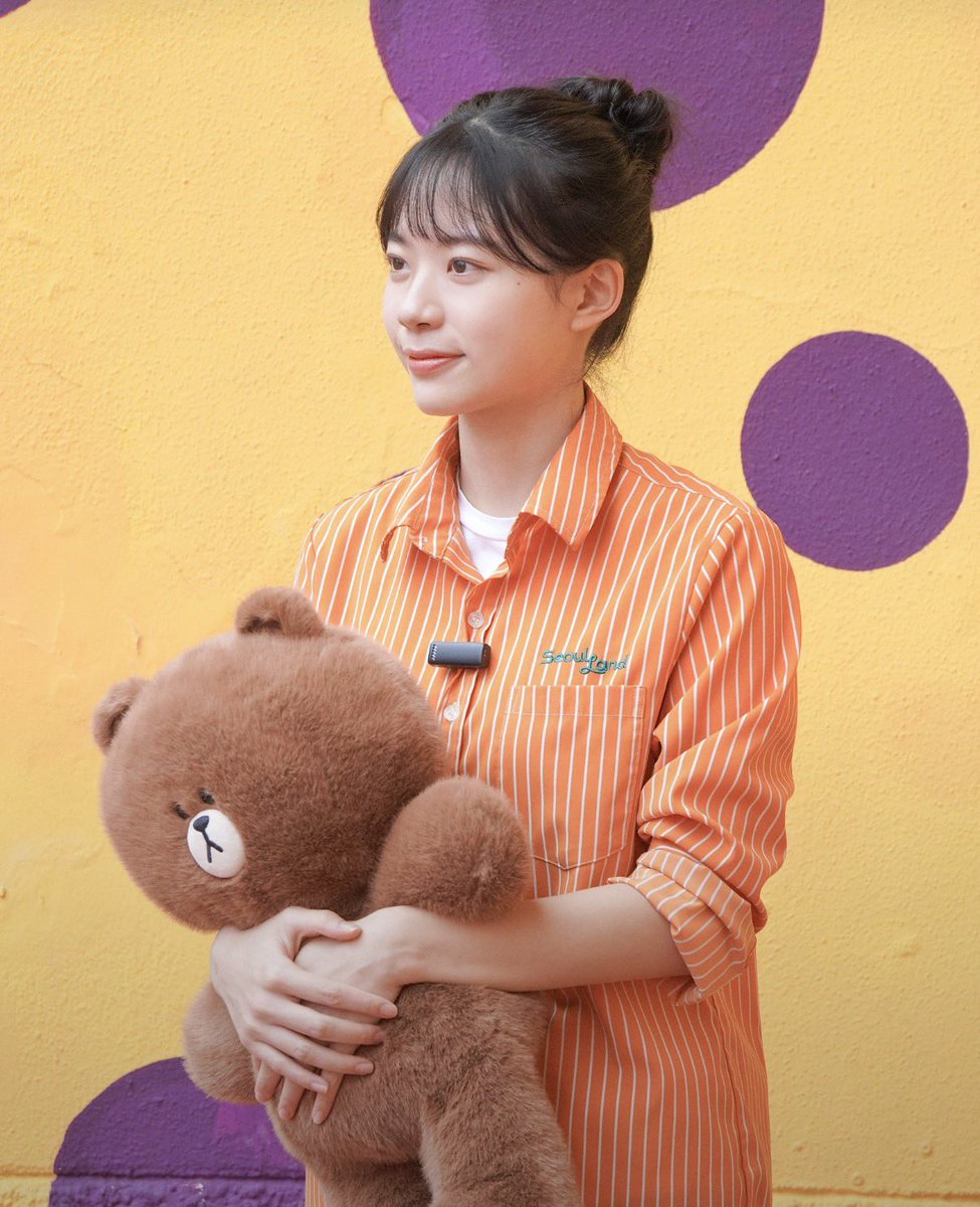 Ja1n2_6's tweet photo. 아니 진짜 개귀엽잖아… 곰돌이 탈 안에 이런 귀여운 생명체가 있다니..

#이재인 #leejane https://t.co/QlTbCuqHW5