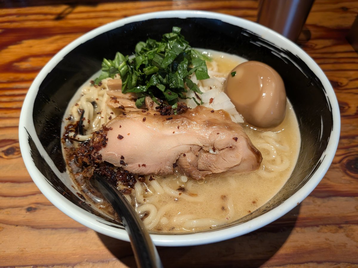 vvv_jun35's tweet photo. 麺場浜虎@横浜鶴屋町店のコク塩そば味玉乗せ（大）

濃厚鶏ポタ♪
スープ美味しい
トリチャトロける
麺は普通〜
皆さんセルフで丼戻してたけど返却案内は見当たらないし狭い導線で事故りたくないのでそのままにして退店してやった笑
めちゃくちゃ旨い。 https://t.co/gcLxuhCV0e