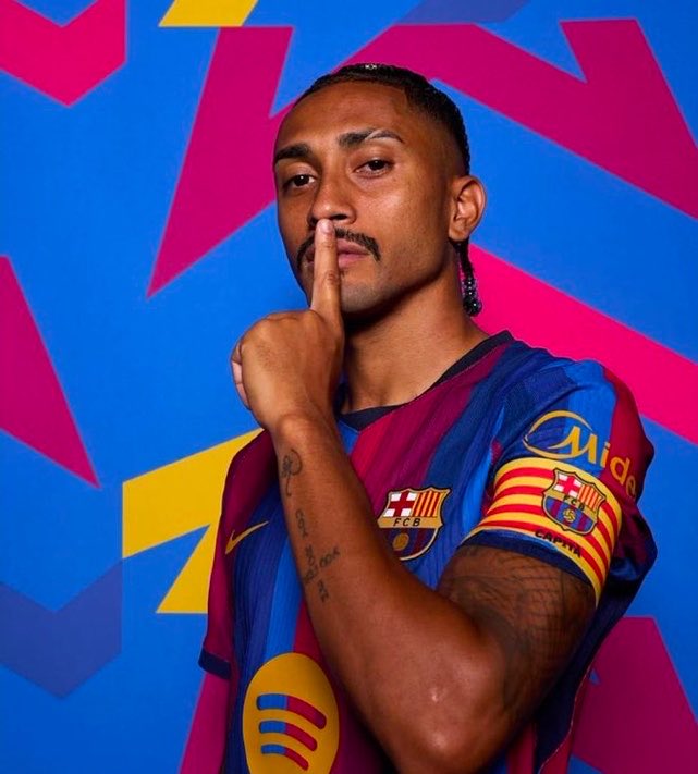 BarcaNewsFRA's tweet photo. 🚨 LE BARÇA VA S’ENTRETENIR AVEC RAPHINHA 🇧🇷 POUR COMPRENDRE SES BLESSURES RÉCURRENTES ! 👀

Le club souhaite comprendre pourquoi le brésilien se blesse régulièrement dans la même zone lorsqu’il est en sélection avec le Brésil.

Le Barça cherchera notamment à déterminer s’il existe un éventuel schéma lié aux entraînements ou aux échauffements de la sélection brésilienne.

(@angelperezpx)