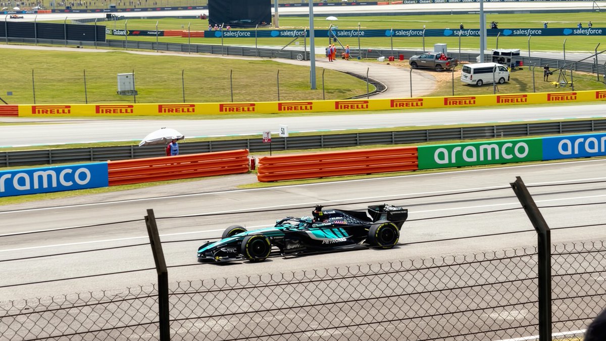 neyswxnny's tweet photo. my fav shot, my fav two  #F1 #BahrainGP #GR63 #MV3 https://t.co/JVgsHGB8gE