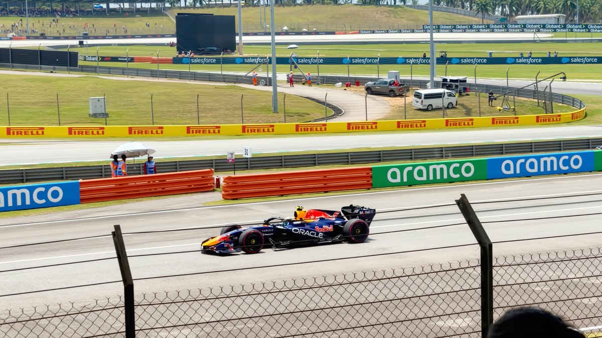 neyswxnny's tweet photo. my fav shot, my fav two  #F1 #BahrainGP #GR63 #MV3 https://t.co/JVgsHGB8gE
