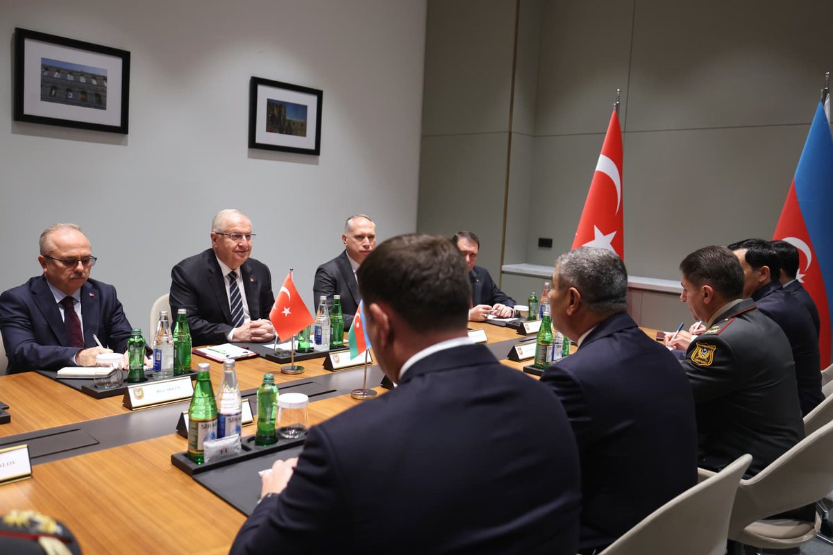 tcsavunma's tweet photo. Azerbaycan-Türkiye-Gürcistan Üçlü Savunma Bakanları Toplantısı bugün Azerbaycan’ın Şuşa kentinde gerçekleştiriliyor.
Üçlü Toplantı öncesinde Millî Savunma Bakanı Yaşar Güler ile Azerbaycan Savunma Bakanı Orgeneral Zakir Hasanov ikili bir görüşme yaptı.
#MillîSavunmaBakanlığı
#YaşarGüler